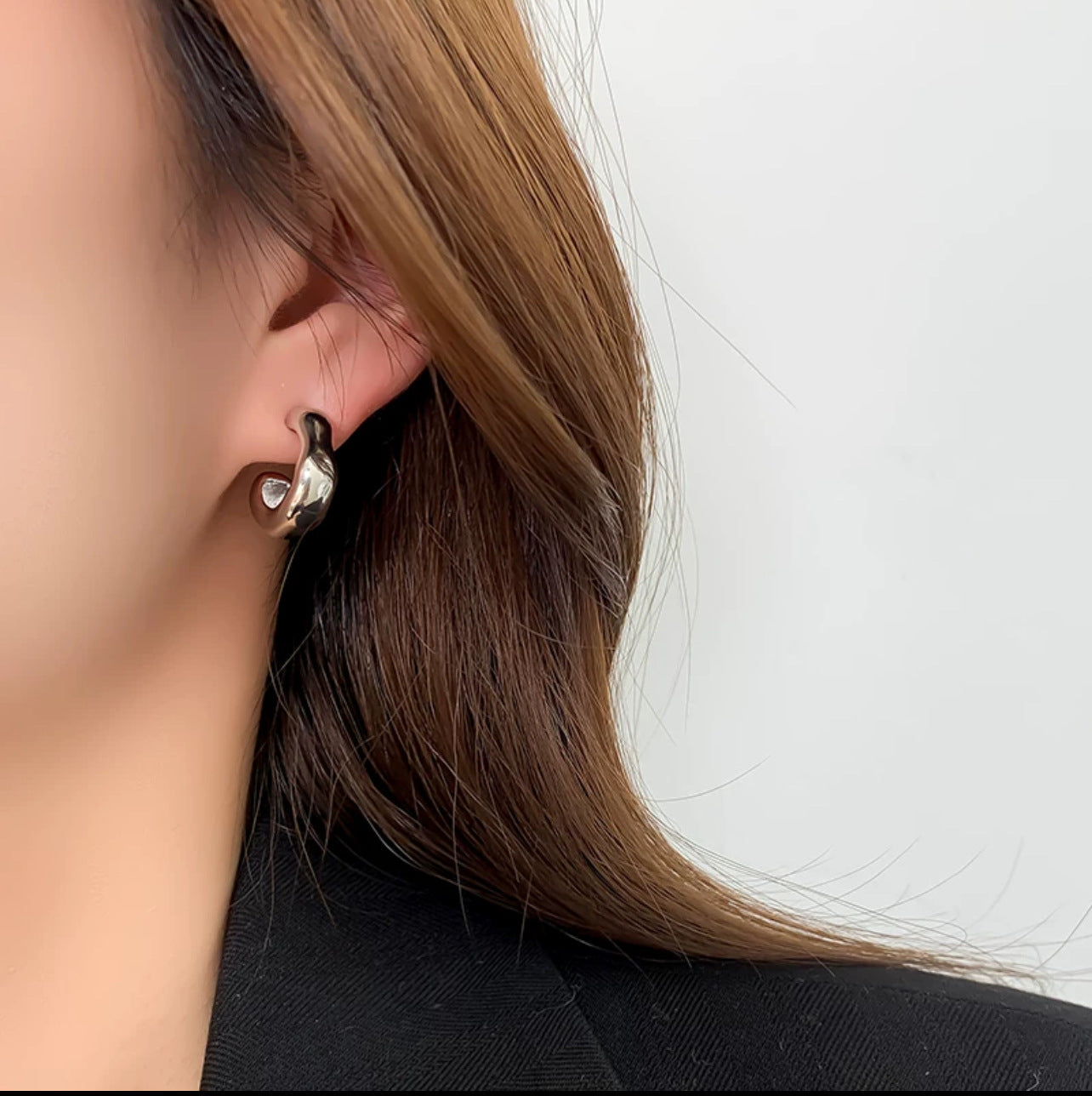 C-shaped twisted earrings